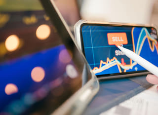 Trader der analyserer Bitcoin-, Ethereum- og forex-optioner på tværs af flere markeder